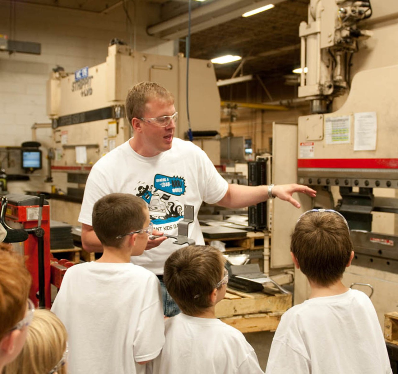 Enfants découvrant Tennant Company