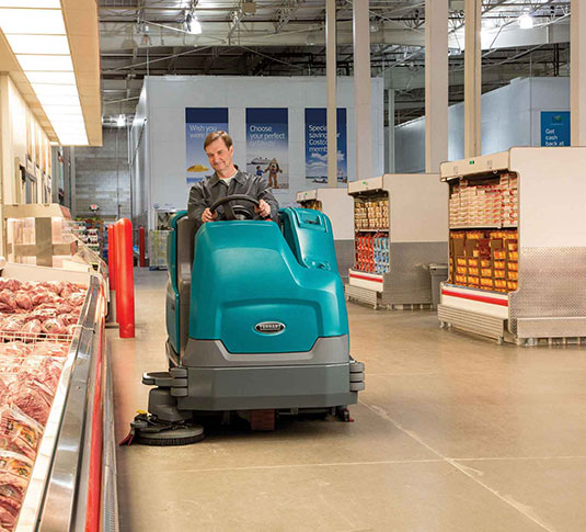 La máquina Tennant T17 limpiando en un supermercado