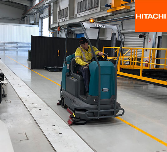 製造施設を清掃している、M12乗車型スクラバー