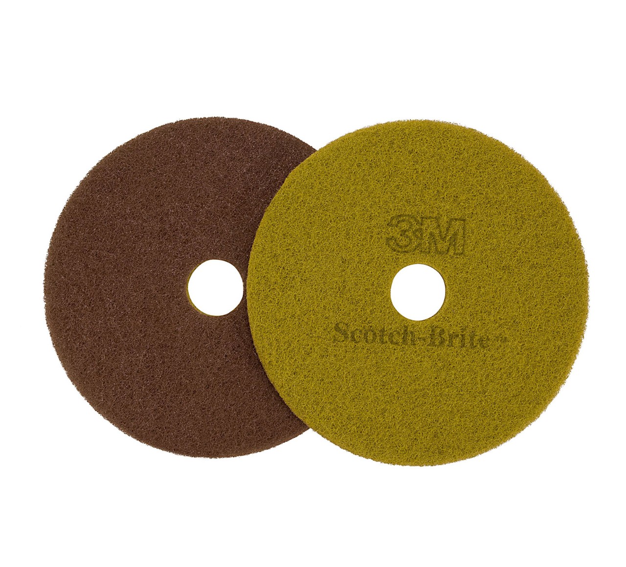 Uma trabalhadora efetua a manutenção de um pavimento de betão polido com uma auto lavadora.