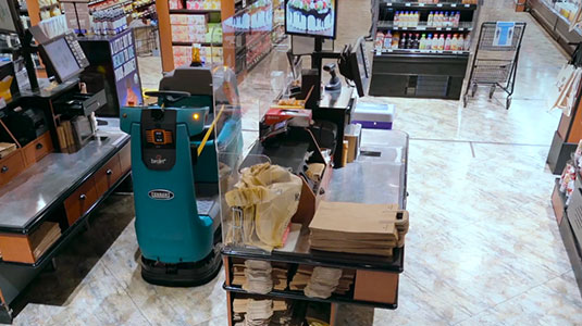 lavadora robótica de pisos automatizada da tennant a limpar um supermercado